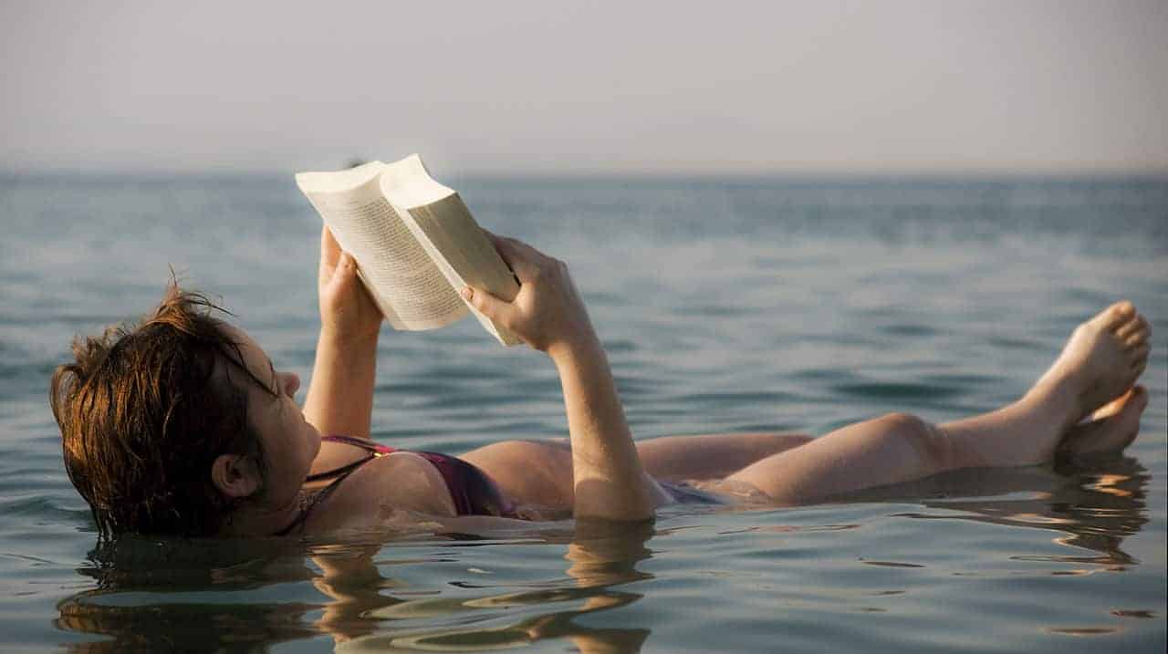 mujer leyendo libro