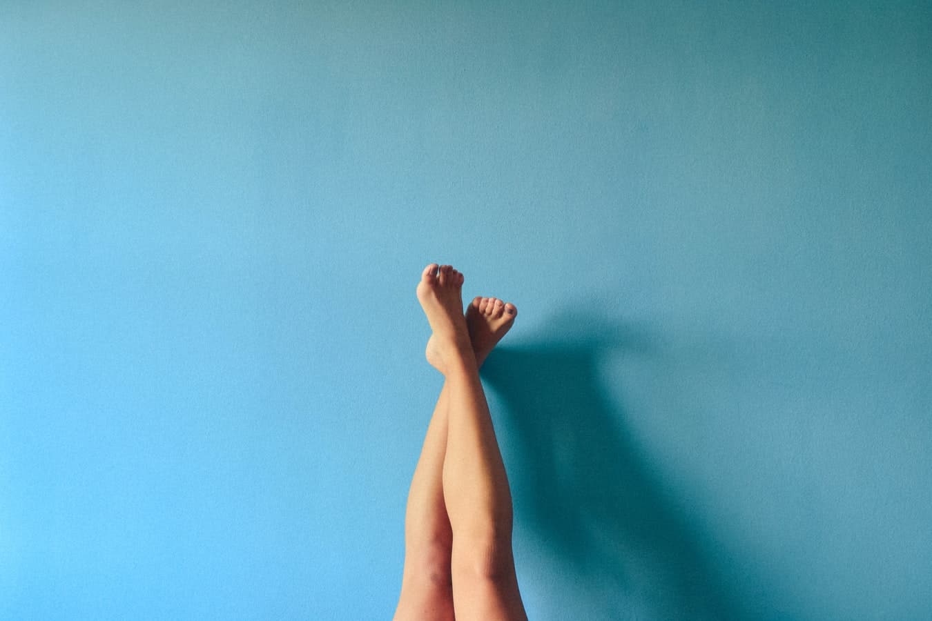 piernas para arriba sobre pared