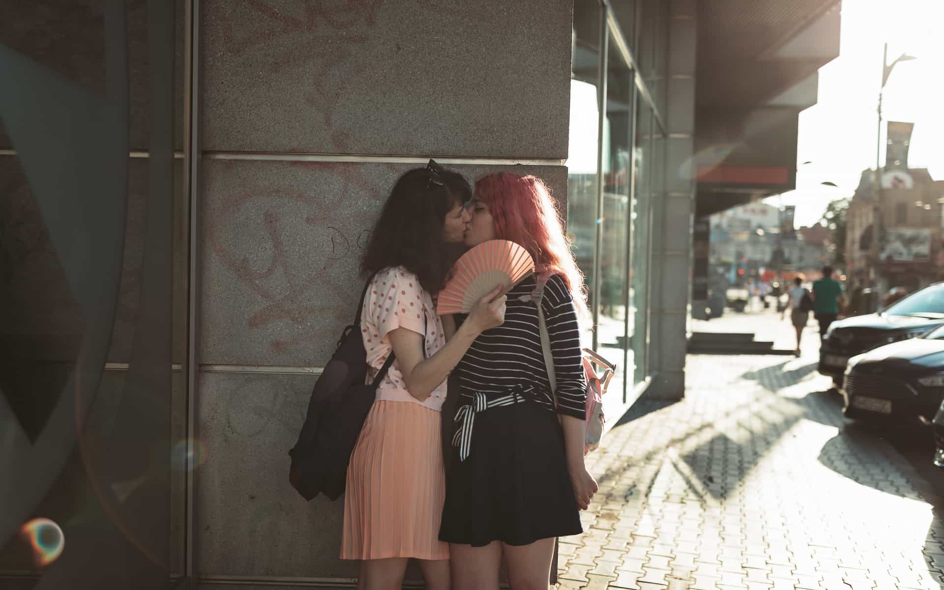 pareja de mujeres jovenes besandose