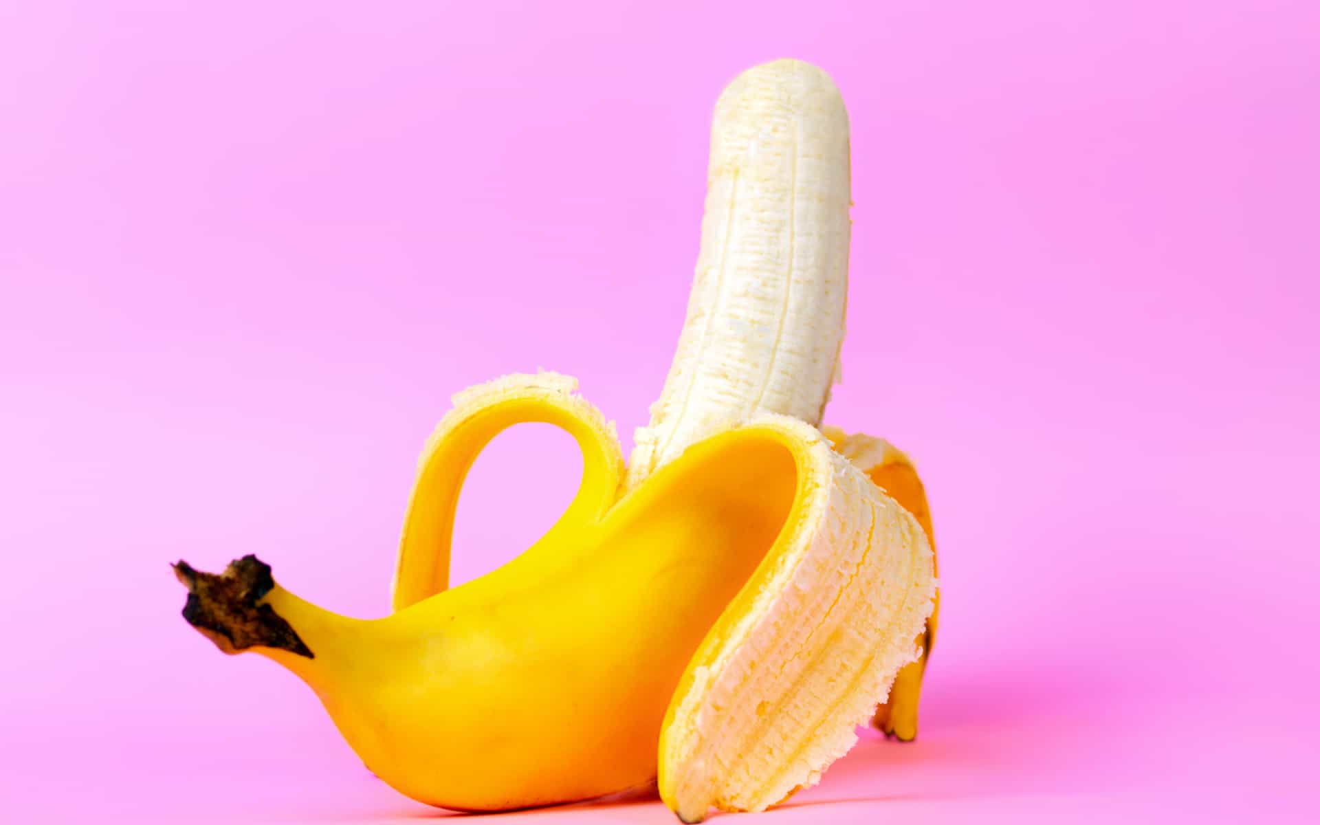 banana en fondo rosa