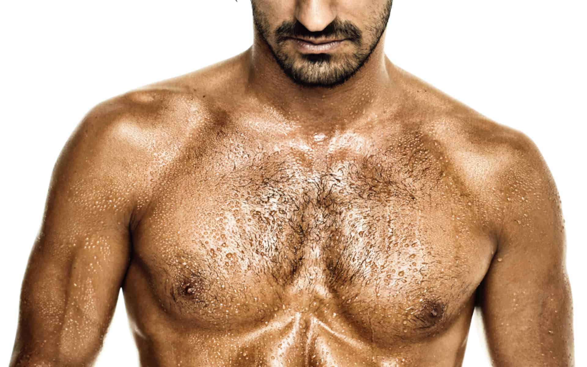 Torso masculino con aceite.