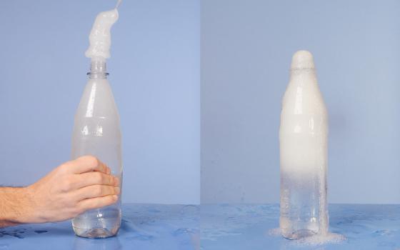 botella conceptual simulando masturbación