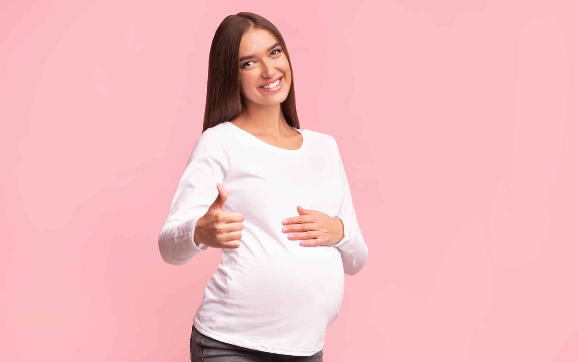 Embarazada sonriente con el pulgar arriba.