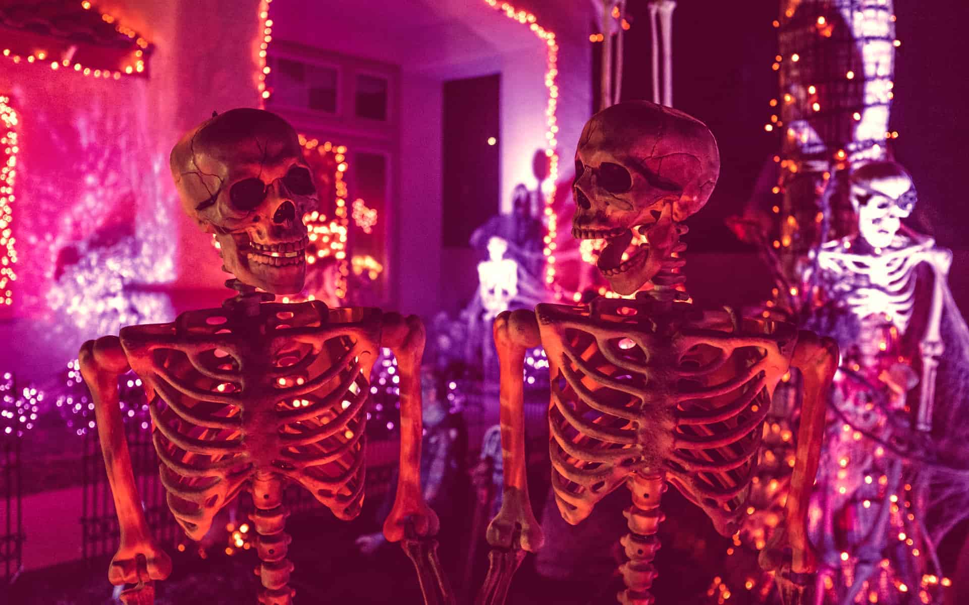 Esqueletos en una fiesta.