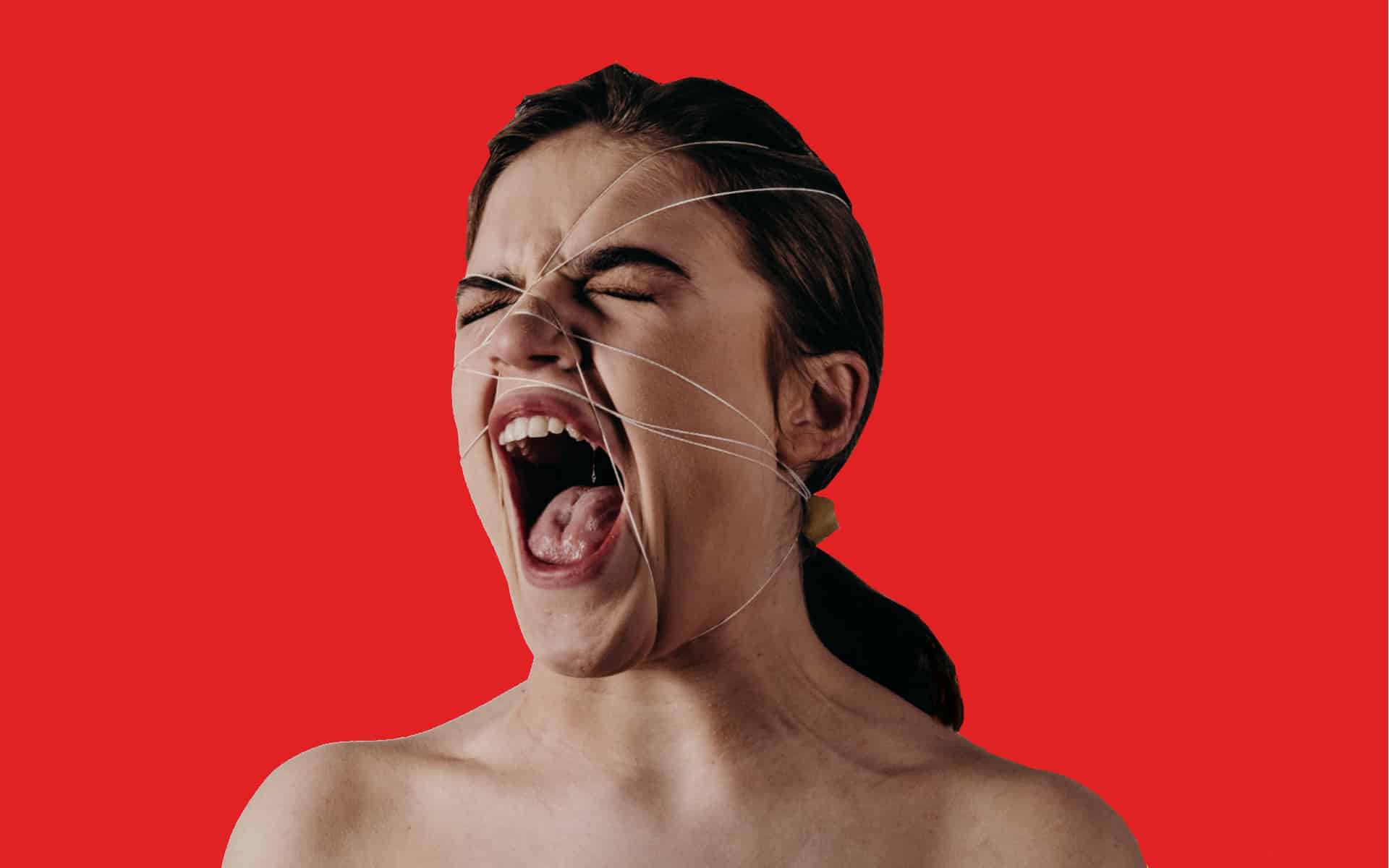 Mujer gritando con un amarre en la cabeza.