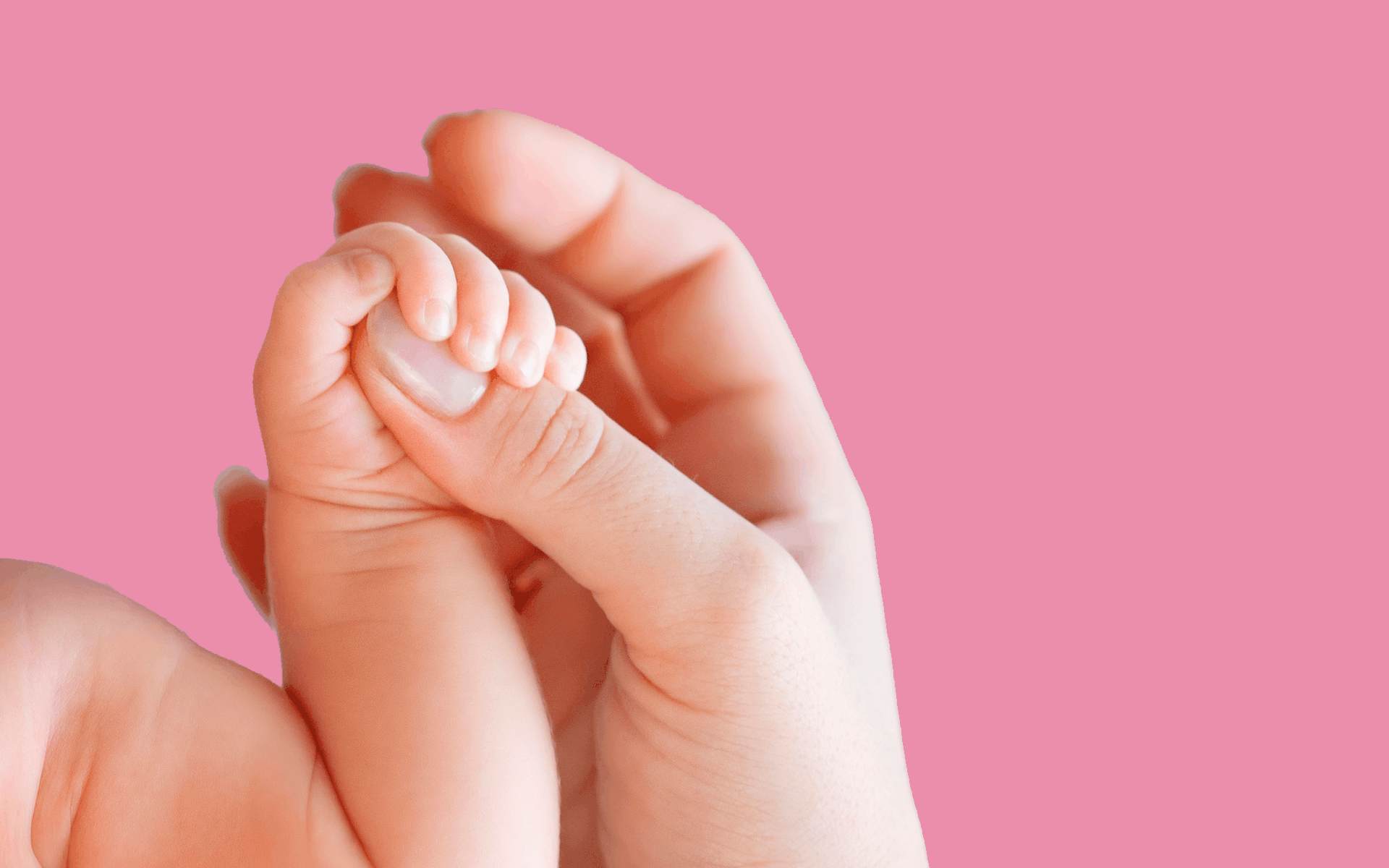 sostener una mano de bebé