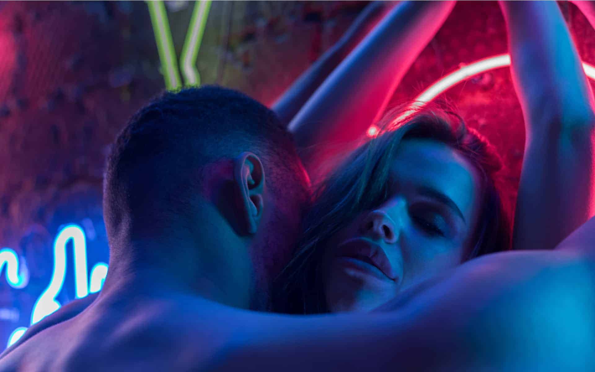 pareja abrazada en fondo neon 