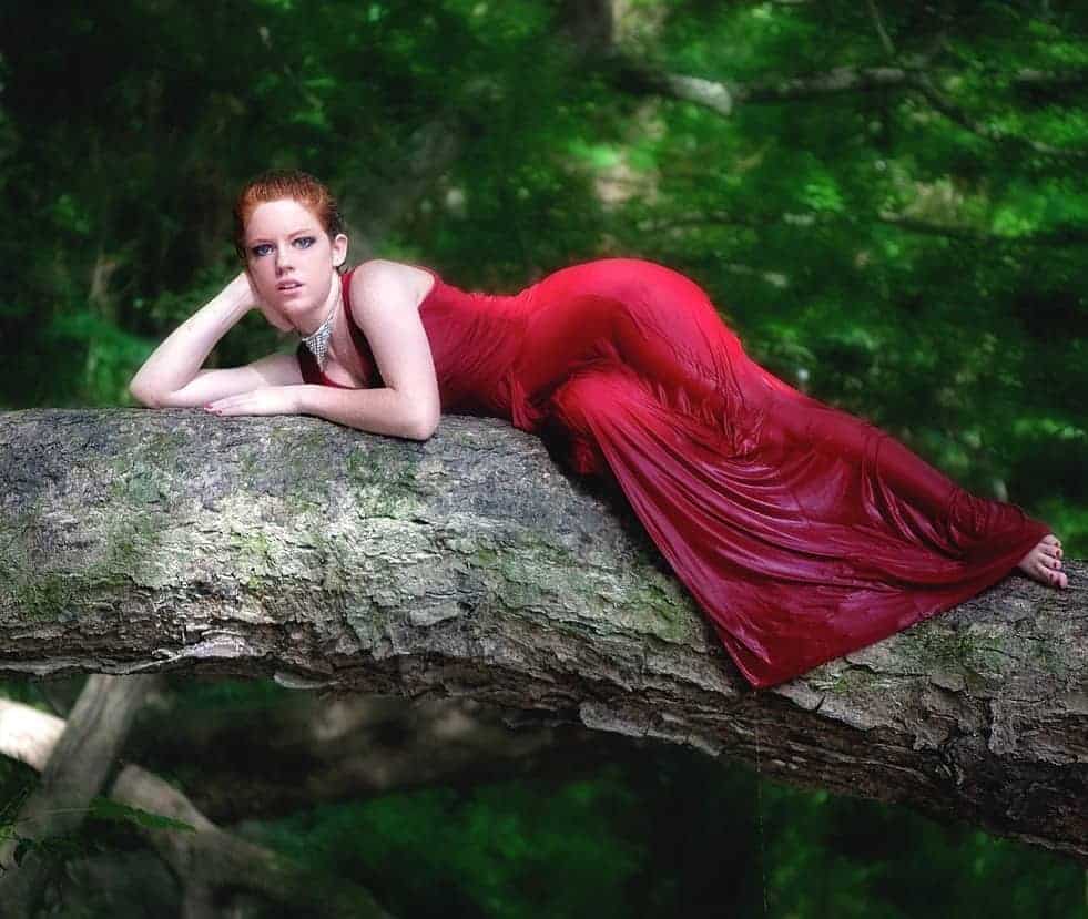 mujer en árbol