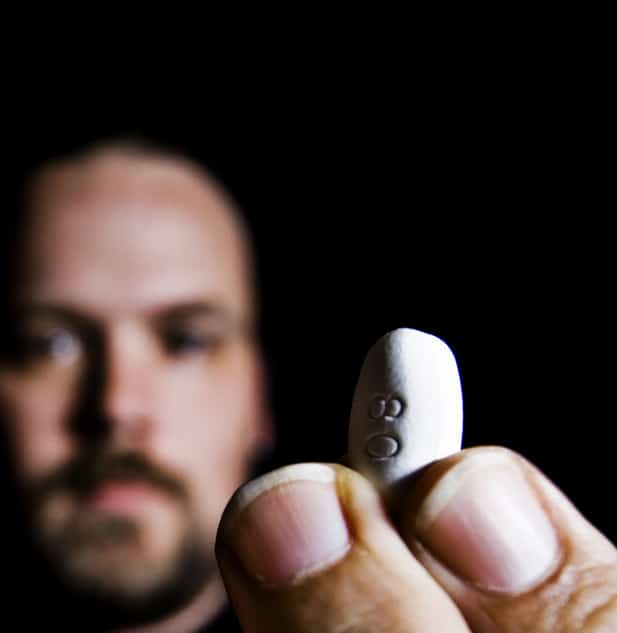 Hombre toma pastilla anticonceptiva