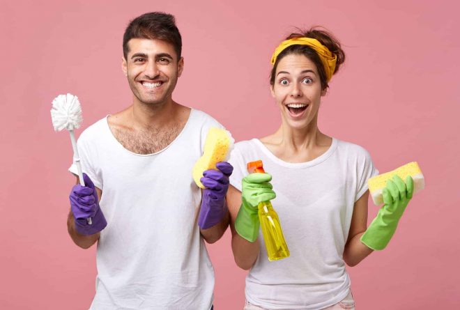 En una pareja… ¿quién debe encargarse de las labores domésticas?
