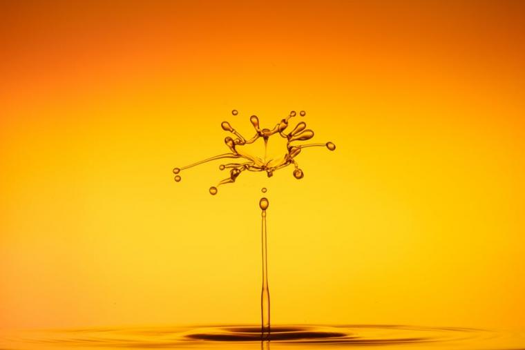 gota de agua con fondo anaranjado