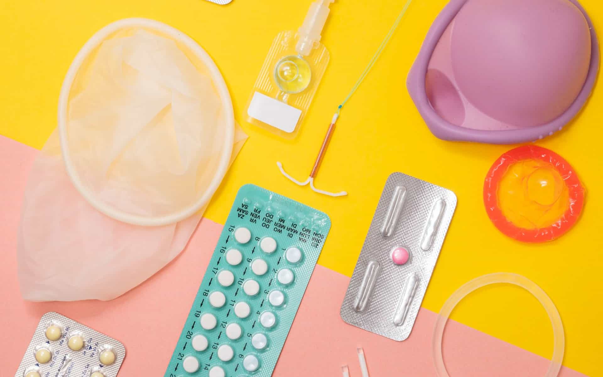 métodos anticonceptivos en fondo de color